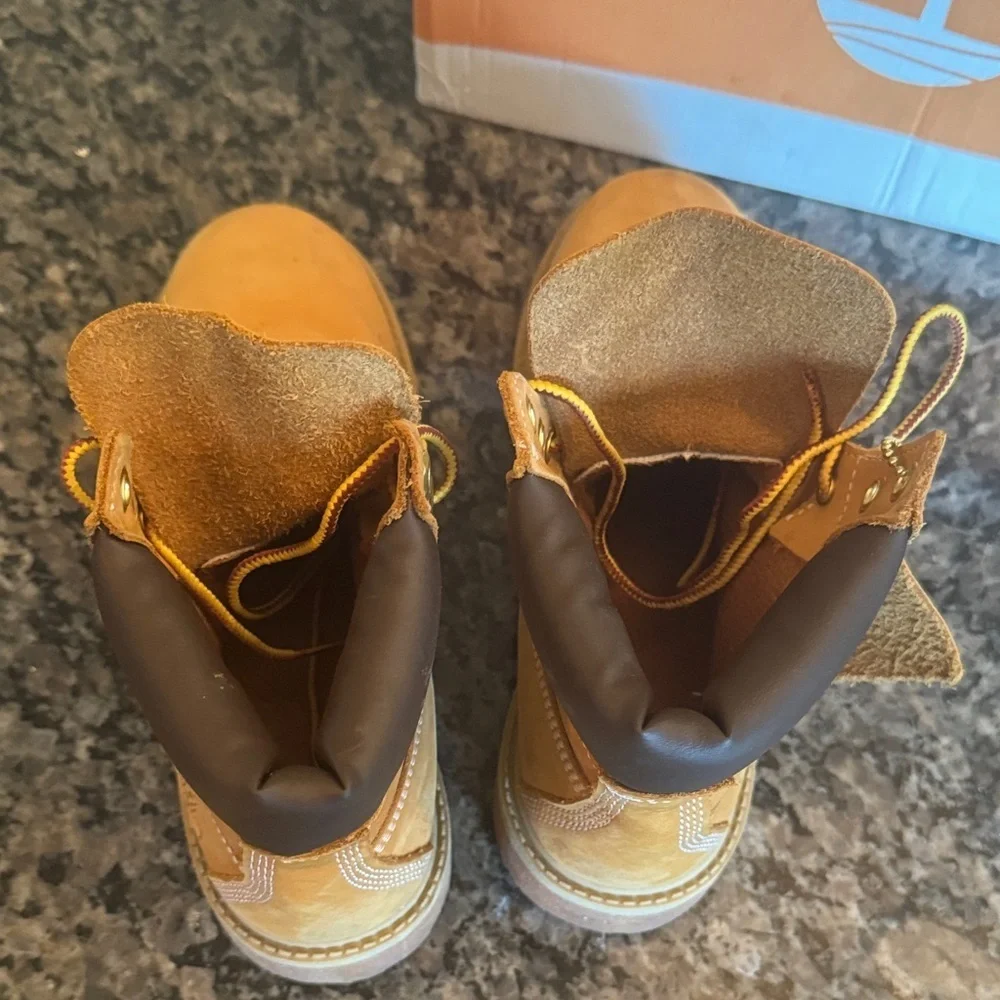 Timberland classic wheat nubuck Brown and Tan Boots 5 juniors EUC